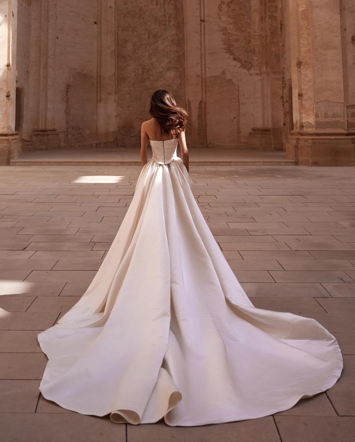 Milla Nova A Line Dress Strapless Satin Backless Wedding Dresses Pleats Vestidos De Novia Sweep Train Designer Bridal Gowns 0515
