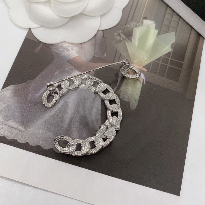 Silver Letter Design Brooch Diamond Brooch For Woman Wild Brooches Accessories Supply