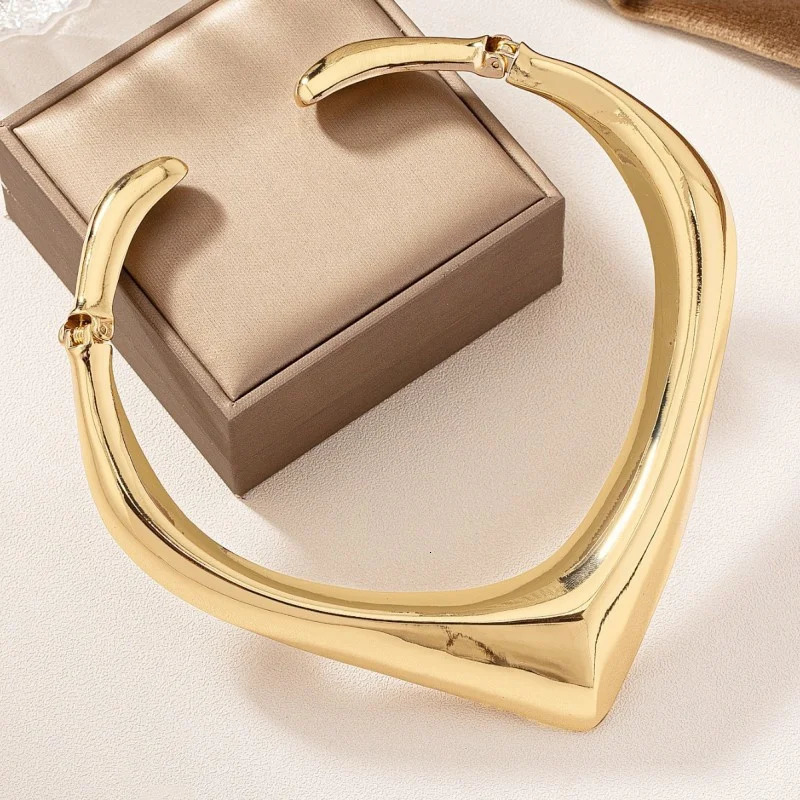 XIALUOKE Irregular Metal Cuff Torques Choker For Women Europe American Style Personality Necklace Catwalk Jewelry Accessories 240125