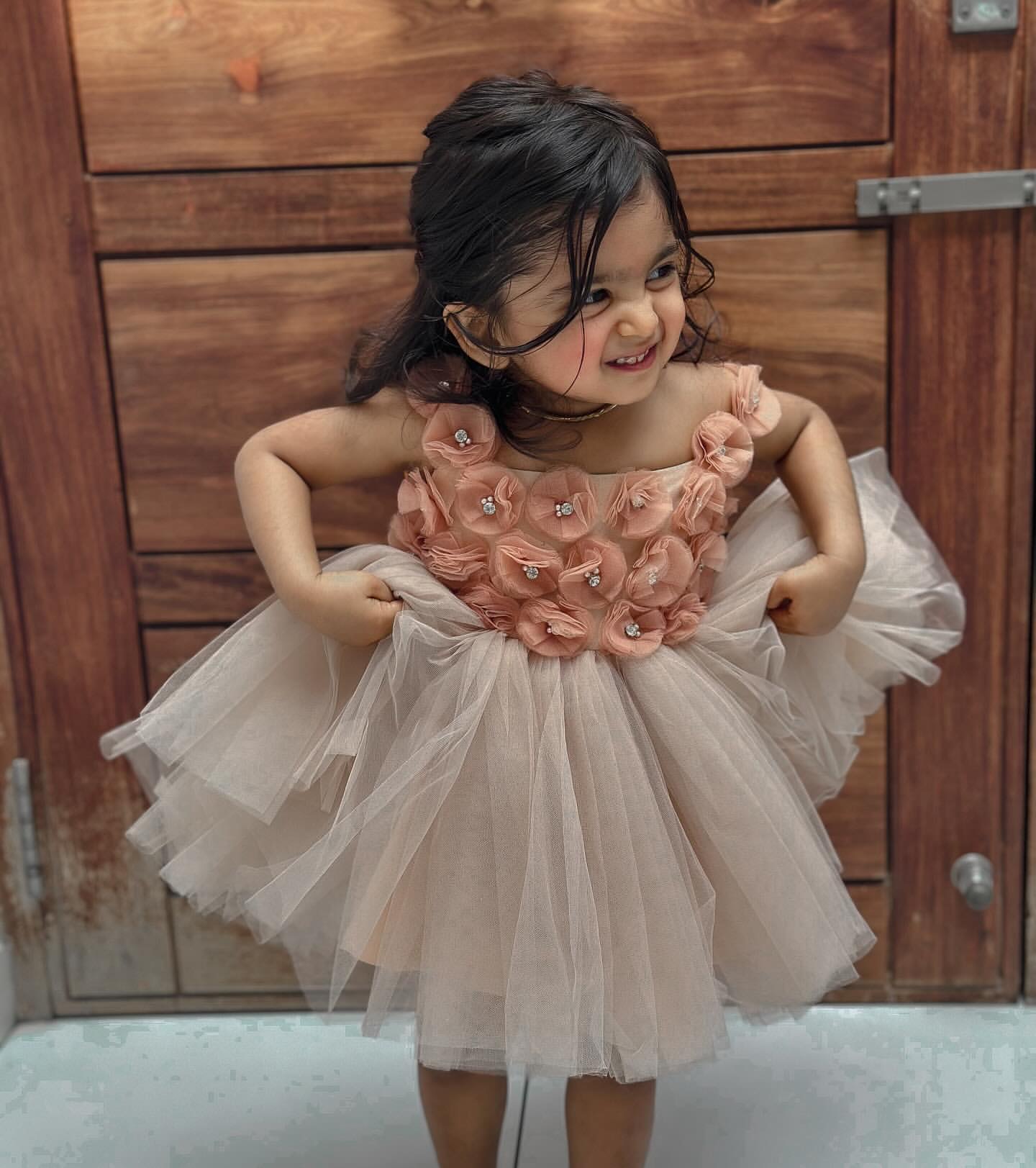2024 Champagne Knee Length Flower Girl Dresses Ball Gown Tulle Flowers Crystals Little Girl Christmas Peageant Birthday Christening Tutu Dress Gowns Z