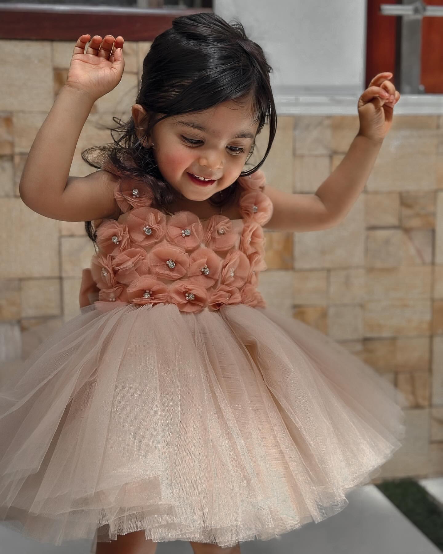 2024 Champagne Knee Length Flower Girl Dresses Ball Gown Tulle Flowers Crystals Little Girl Christmas Peageant Birthday Christening Tutu Dress Gowns Z