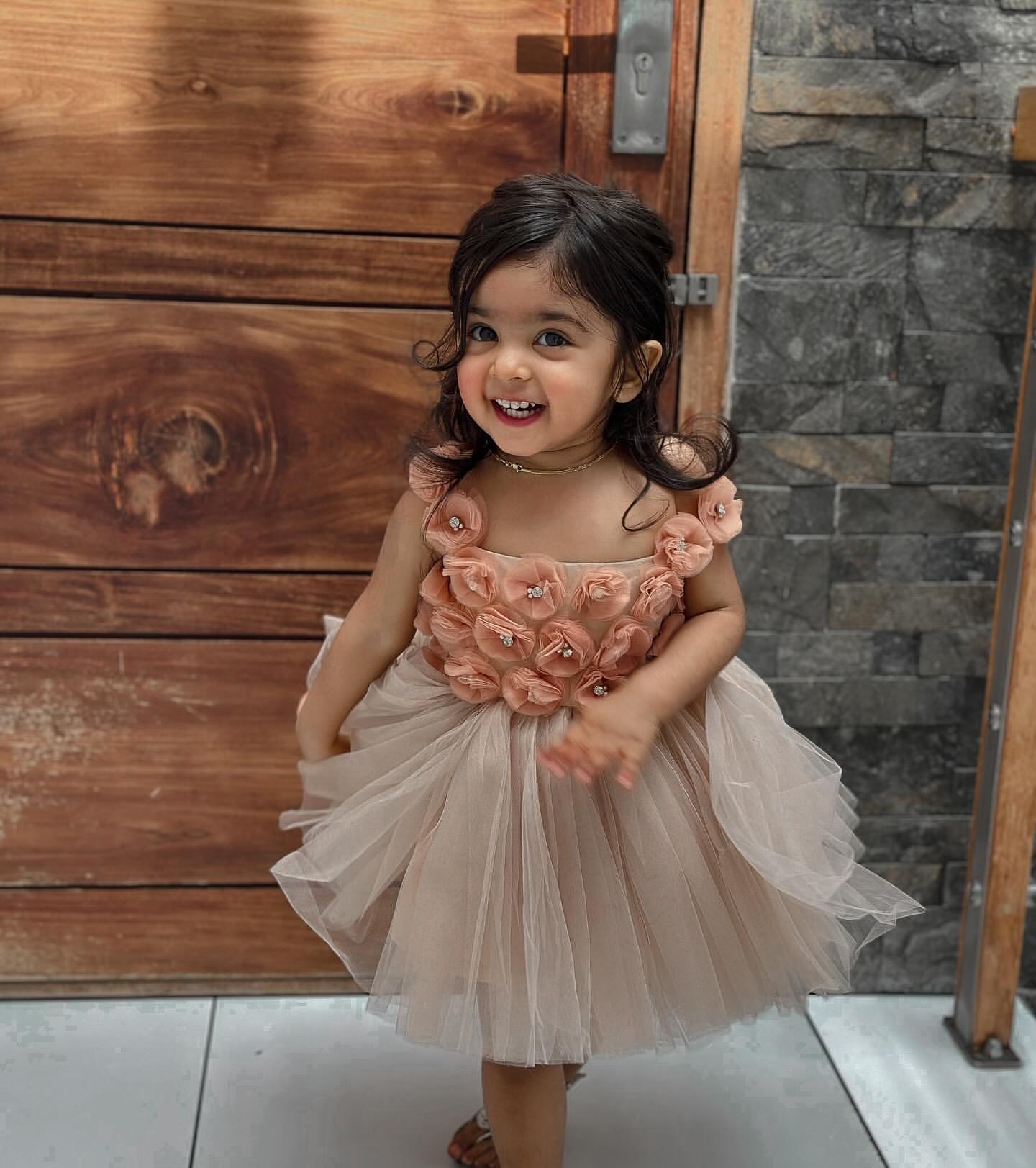2024 Champagne Knee Length Flower Girl Dresses Ball Gown Tulle Flowers Crystals Little Girl Christmas Peageant Birthday Christening Tutu Dress Gowns Z