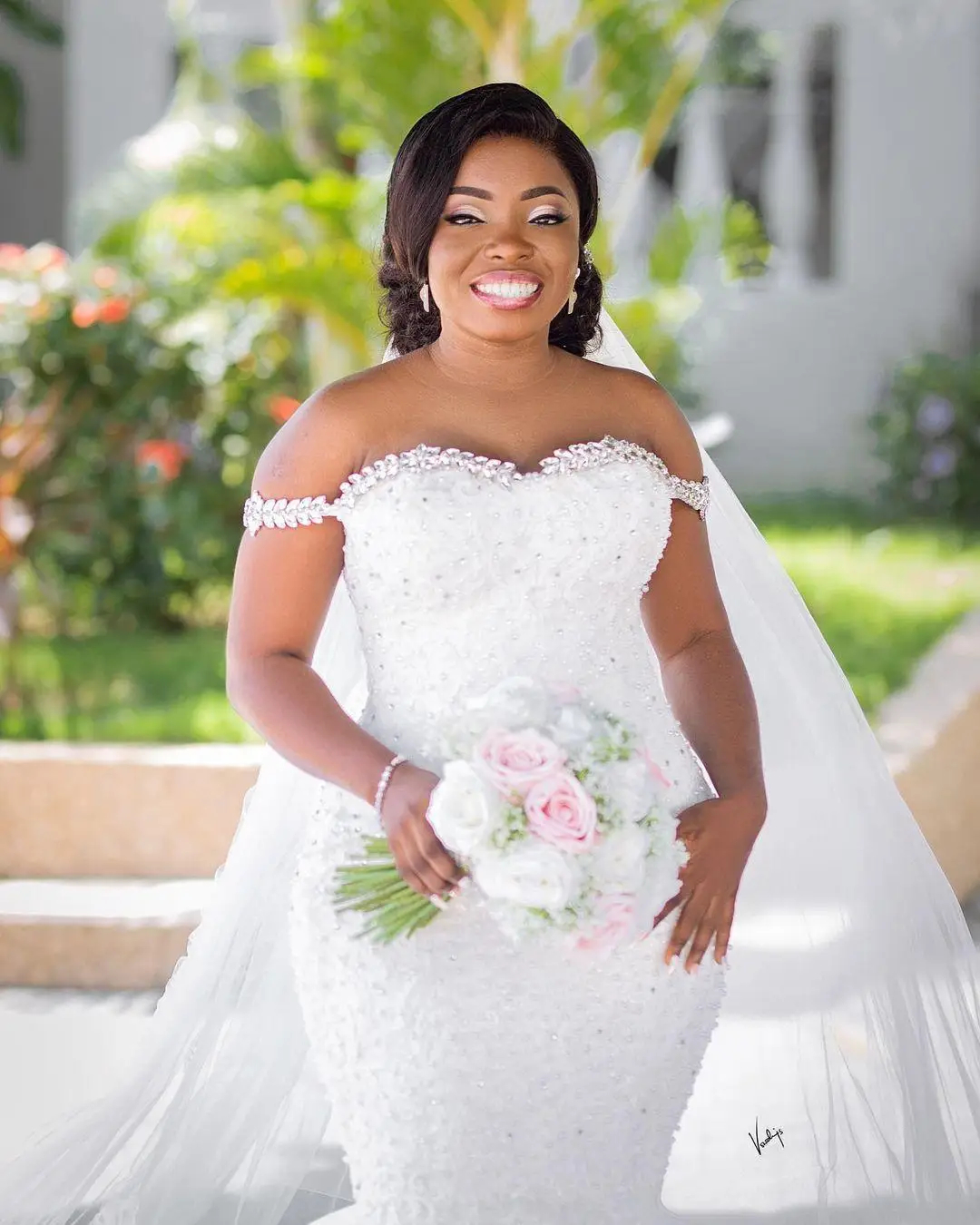 Gorgeous Lace Mermaid Wedding Dresses Crystal Beaded Off The Shoulder Long Plus Size Bridal Gowns Sleeveless Sweetheart White Elegant Bride Dress