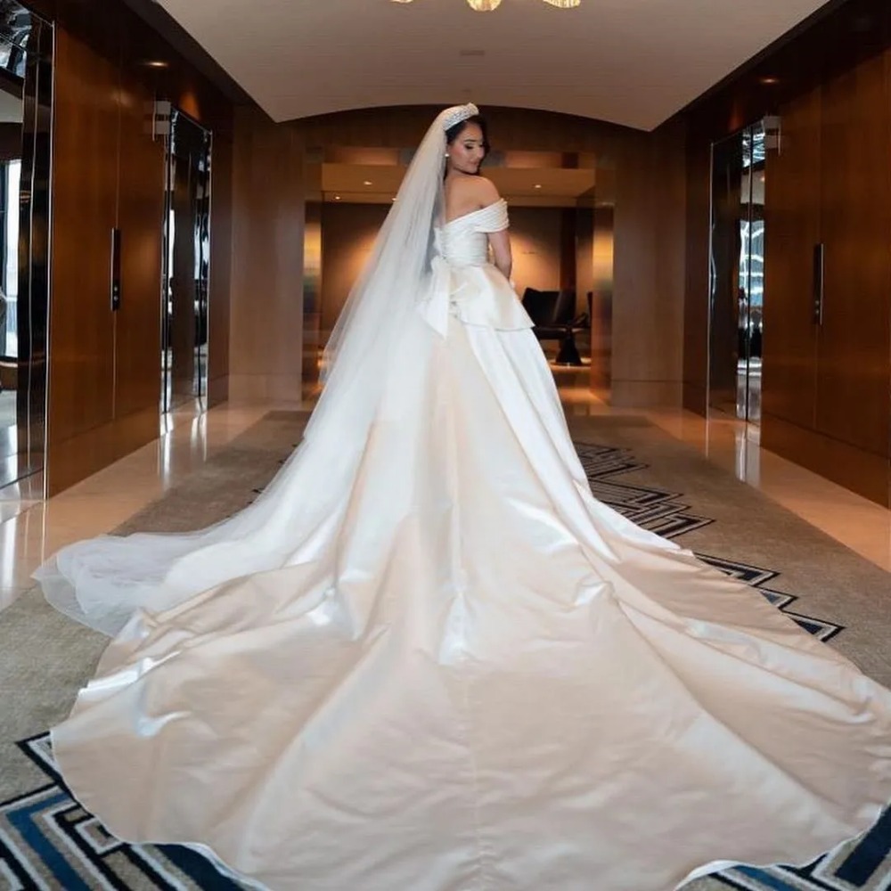 Stunningbride 2024 Fabulous Pleated Wedding Dresses Off The Shoulder Necke Side Split Satin Plus Size Bridal Gowns With Detachable Train