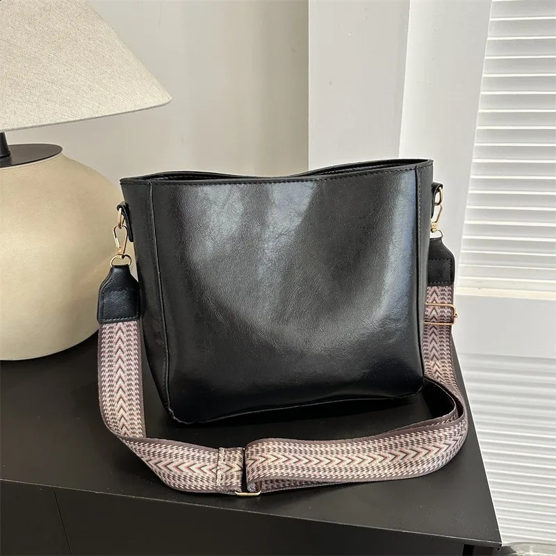 Trendy Retro HighEnd Womens Bag Autumn Winter Splicing Bucket for Fashion Versatility Large Capacity Shoulder 240801ZYl