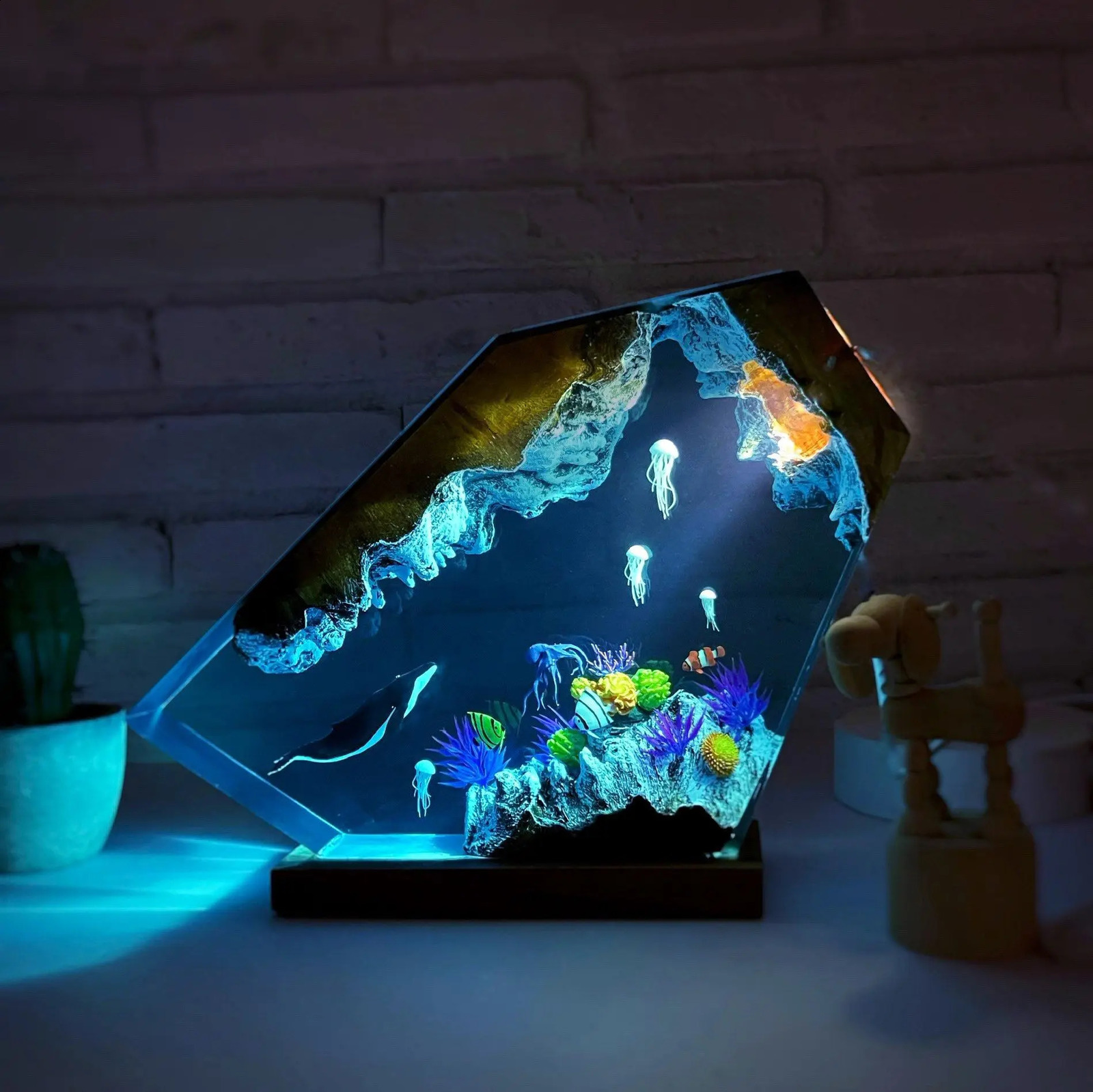selling Ocean World Organic Resin Desk Lamp USB Charging Creative Art Decorative Lamp Whale and Jellyfish Theme Night Light 240731