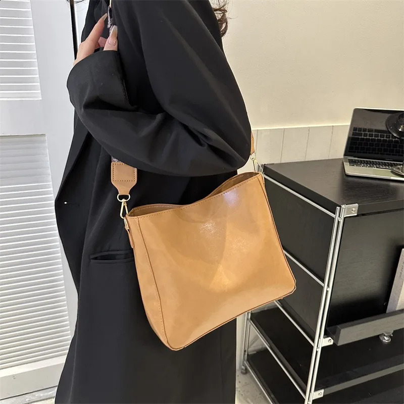 Trendy Retro HighEnd Womens Bag Autumn Winter Splicing Bucket for Fashion Versatility Large Capacity Shoulder 240801ZYl