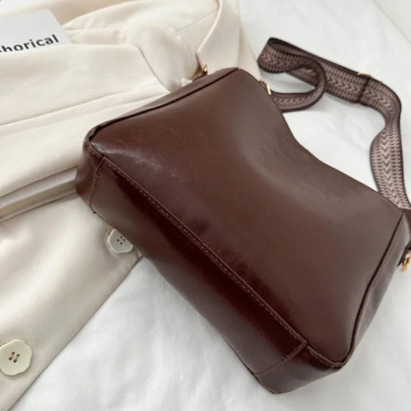 Trendy Retro HighEnd Womens Bag Autumn Winter Splicing Bucket for Fashion Versatility Large Capacity Shoulder 240801ZYl