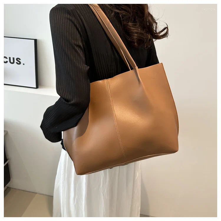 Shoulder Bags 2024 Spring Hundred Ins Retro Large Capacity Handheld / Armpit Soft Leather