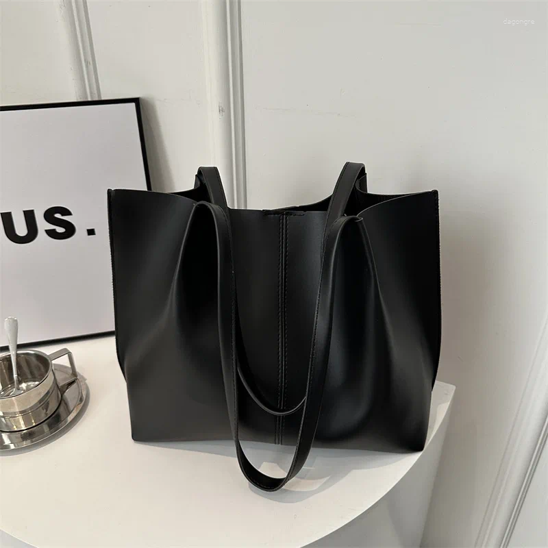 Shoulder Bags 2024 Spring Hundred Ins Retro Large Capacity Handheld / Armpit Soft Leather