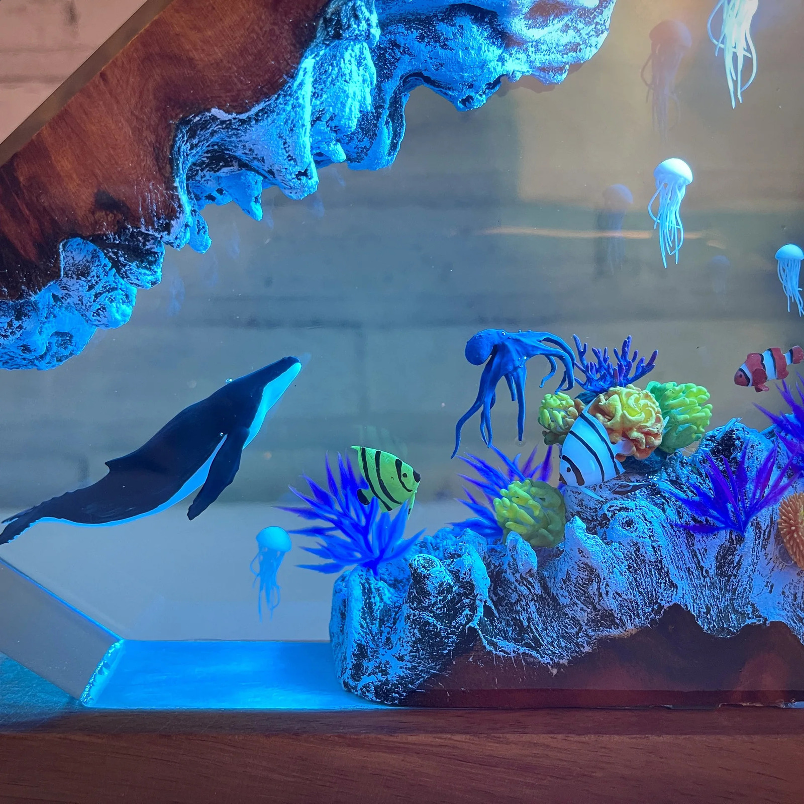 selling Ocean World Organic Resin Desk Lamp USB Charging Creative Art Decorative Lamp Whale and Jellyfish Theme Night Light 240731