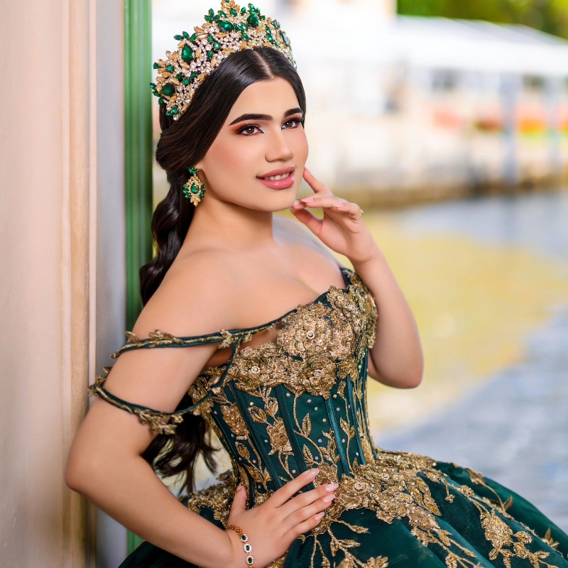 Emerald Green Quinceanera Dresses For 16 Girl Off the Shoulder Gold Appliques Beads Tull Princess Ball Gowns Birthday Prom