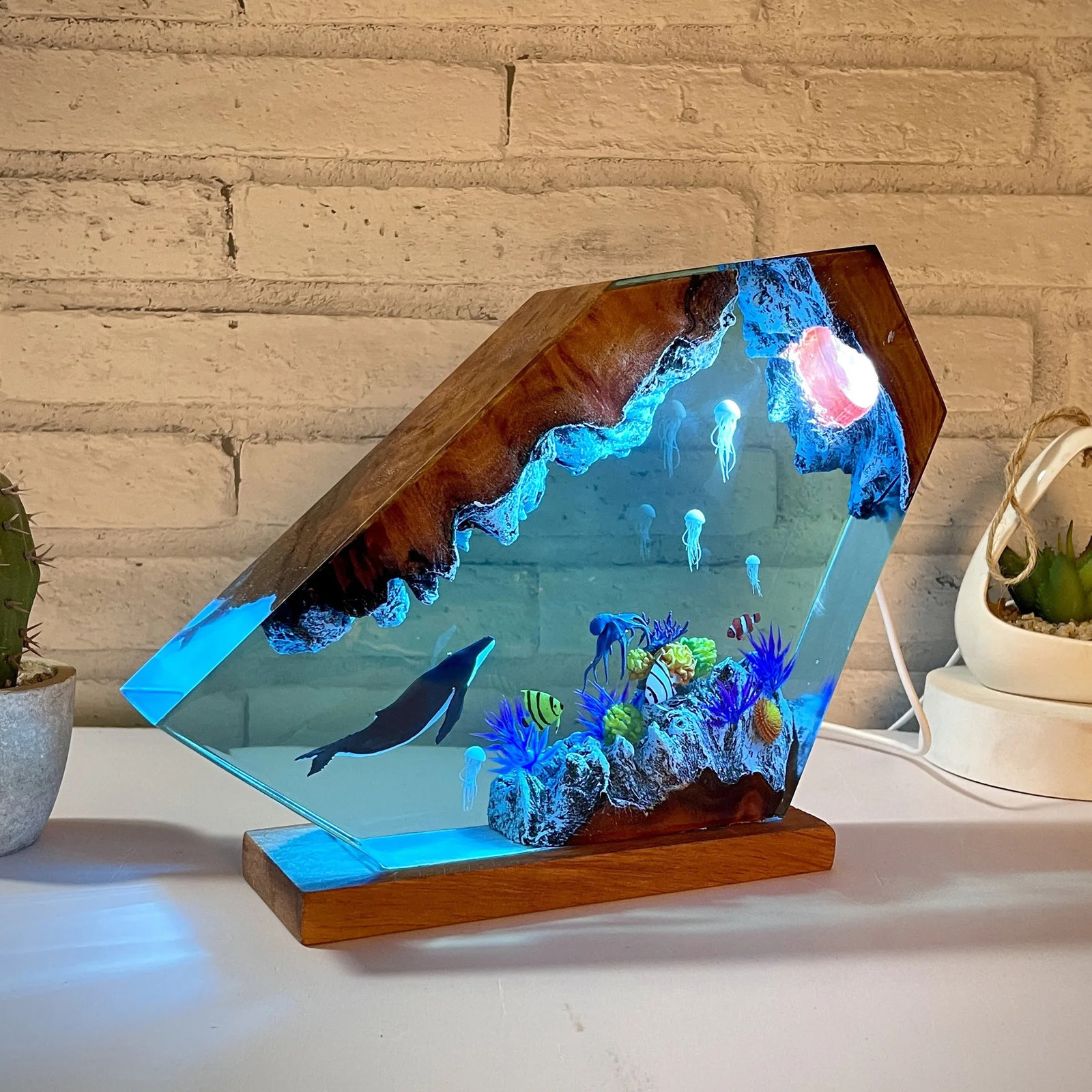 selling Ocean World Organic Resin Desk Lamp USB Charging Creative Art Decorative Lamp Whale and Jellyfish Theme Night Light 240731