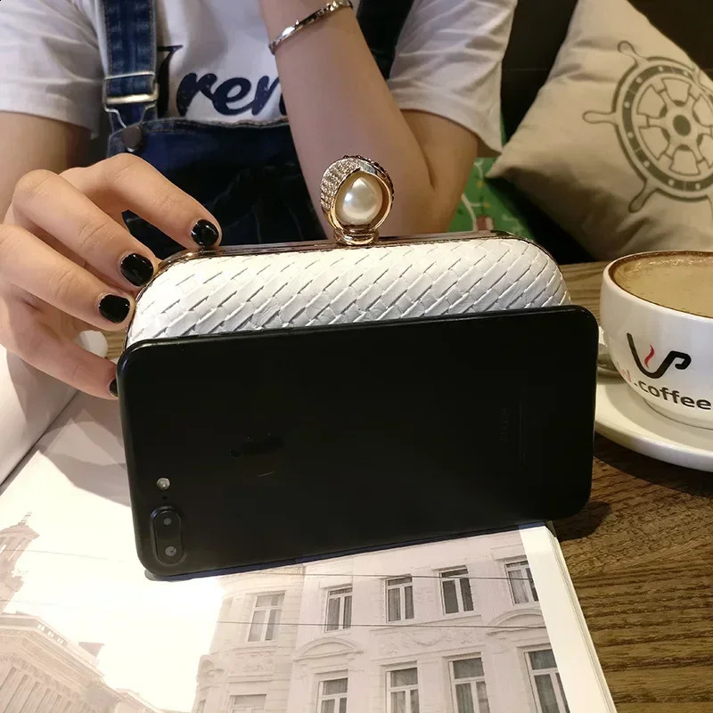 Womens Bag Trendy Summer Dinner Fashionable Handheld Single Shoulder Diagonal Straddle Chain Small Manufacturer 240731