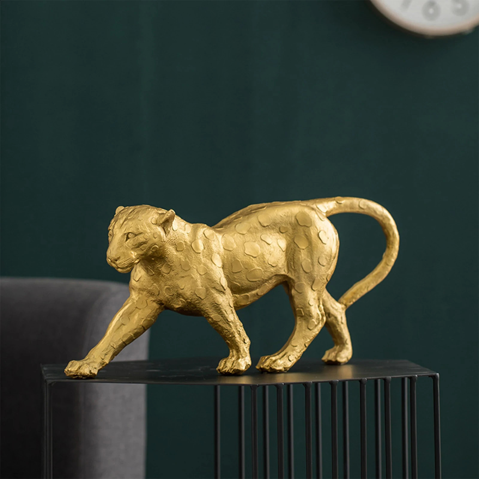 Exquisite Bear and Bull Statue Collection Resin Figurine Ornament Animal Sculpture for Desktop Shelf Bookcase Shelves Decoration 240718
