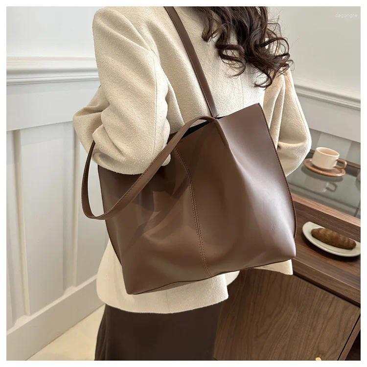 Shoulder Bags 2024 Spring Hundred Ins Retro Large Capacity Handheld / Armpit Soft Leather