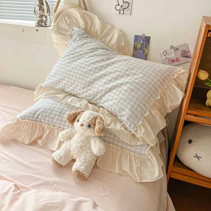 Korean princess style bedding is soft skin friendly with plaid lace ruffled comforters plain down duvet covers and pillowcases W240801
