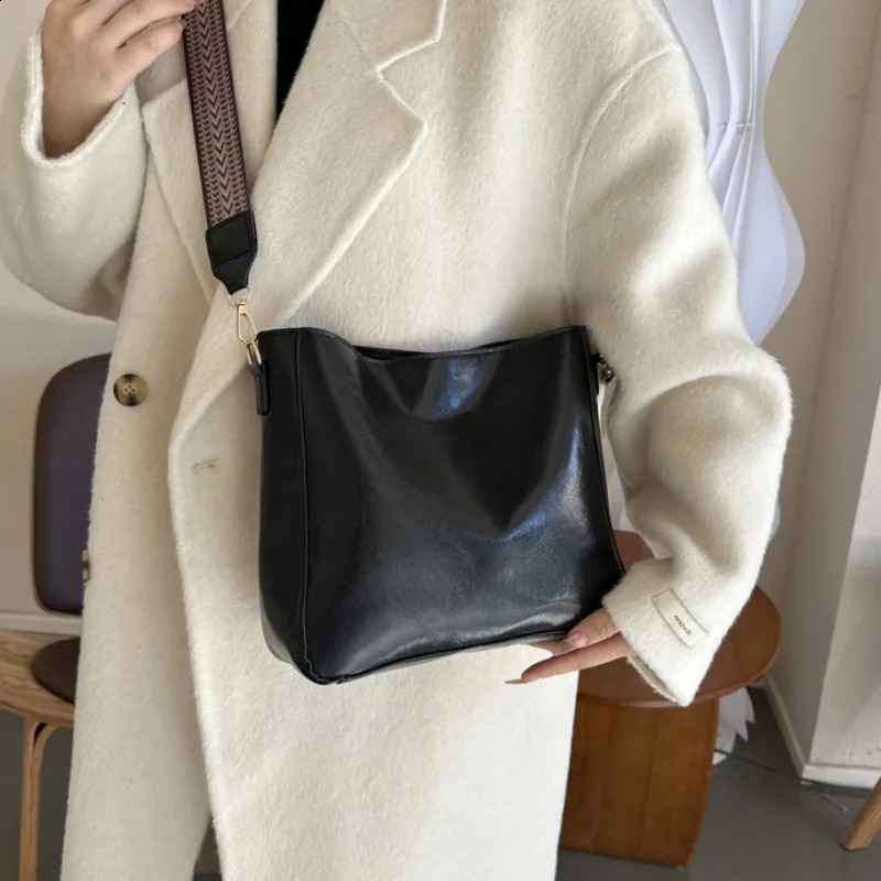 Trendy Retro HighEnd Womens Bag Autumn Winter Splicing Bucket for Fashion Versatility Large Capacity Shoulder 240801ZYl