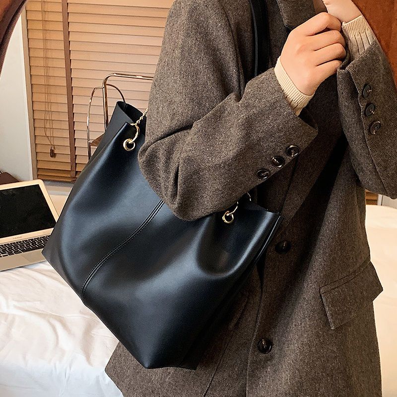 New bag leisure cream bucket bag women's shoulder diagonal tote bag large capacity commuter shoulder bag
