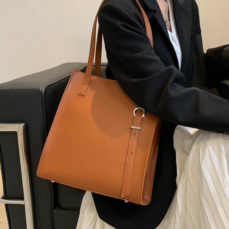 Large Capacity Handbag 2023 New Women's Vintage Minimalist Personalized Design Shoulder Bag Fashion Versatile Commuter Tote Bag