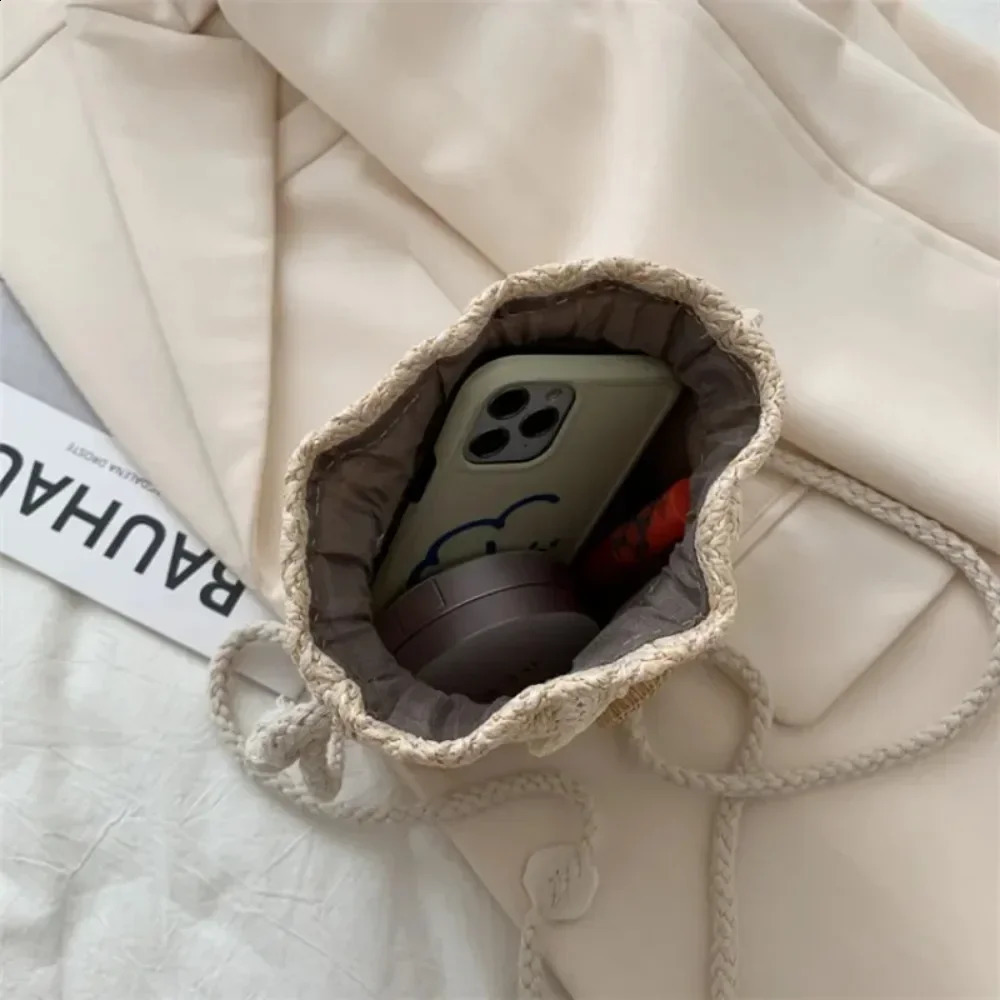 2024 Selling Ratan Womens Straw Bag Handbag Summer Beach Knitted Shoulder Messenger Khaki Beige Fashion Creativity 240802ZYl