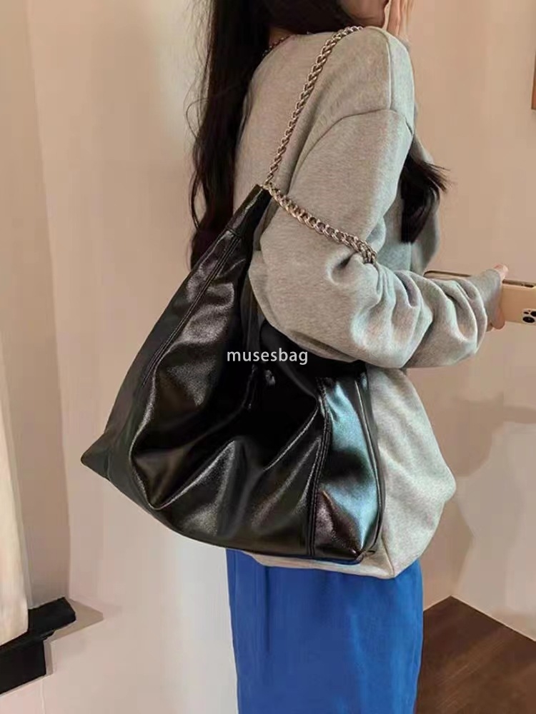 Wholesale soft leather tote bag new trendy and high-end single shoulder bag armpit bag chain strap wandering bag women's bag
