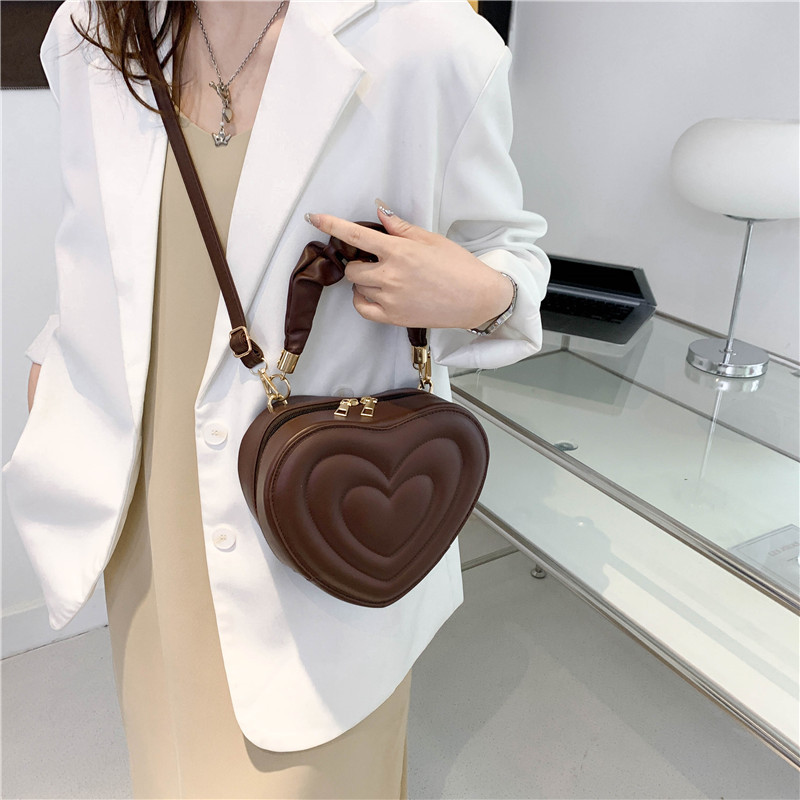 Bolsos de hombro con forma de corazón para mujer, bandolera femenina de cuero PU, Estilo Vintage, informal, a la moda, para verano, 2023