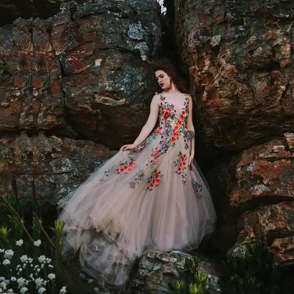 Rose Ral Sleeveless Wedding Dress Colorful V Neck Sexy Sheer Western Country Bridal Gowns Vestido De Noiva Custom Made 0218