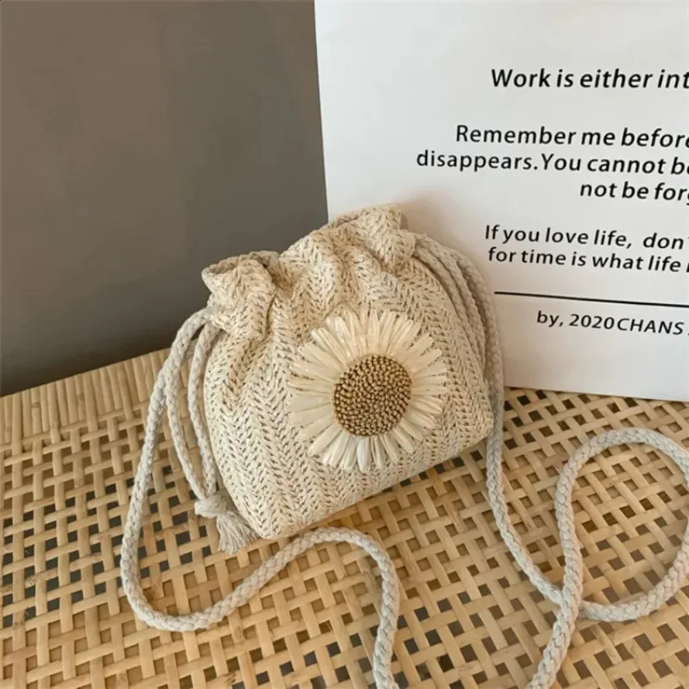2024 Selling Ratan Womens Straw Bag Handbag Summer Beach Knitted Shoulder Messenger Khaki Beige Fashion Creativity 240802ZYl