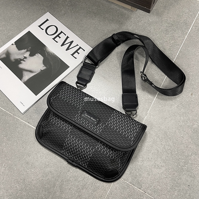 New men's checkered shoulder bag trendy crossbody bag street fashion shoulder bag student bag mailman bag