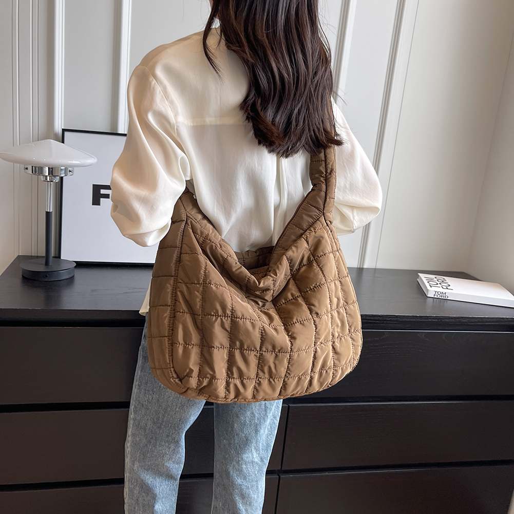 Quilted Lattice Pattern Shoulder Bag Autumn Winter New Cloud Pleated Big Bag Woman Leisure Large Capacity Dumpling Messenger Bag
