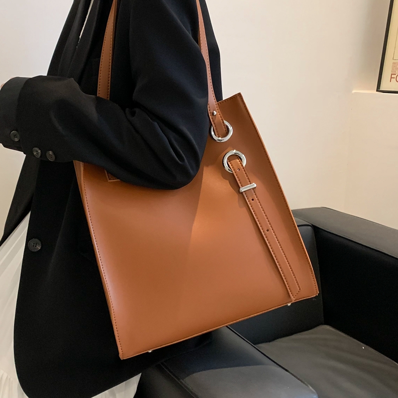 Large Capacity Handbag 2023 New Women's Vintage Minimalist Personalized Design Shoulder Bag Fashion Versatile Commuter Tote Bag