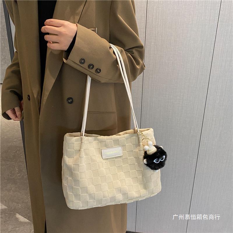 Large capacity female 2024 new autumn and winter college student class shoulder armpit bag, crossbody commuting tote bag H82#27 ddmy 5cb1