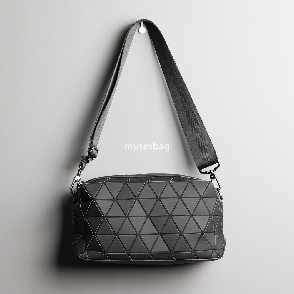 White geometric diamond grid bag for couples single shoulder bag for men and women crossbody bag trendy street fashion small square bag collapsed bag