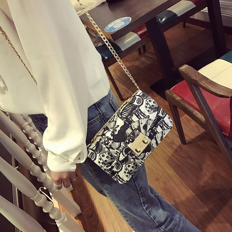 New Fashion Women Bags Summer Graffiti Ladies Designer Handbags Chain Mini Bag Heart Pattern Women Messenger Bags Female Clutch