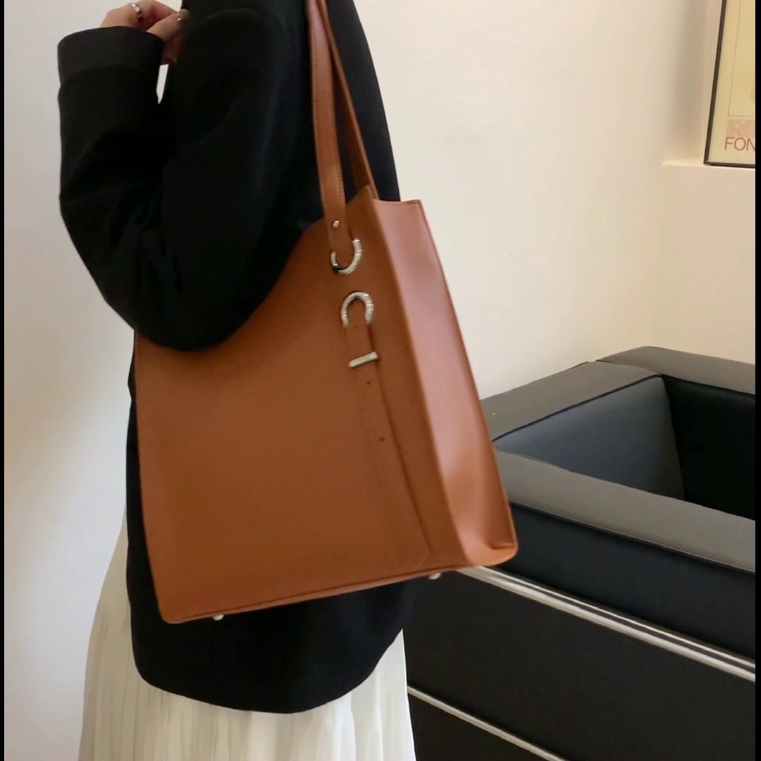 Large Capacity Handbag 2023 New Women's Vintage Minimalist Personalized Design Shoulder Bag Fashion Versatile Commuter Tote Bag