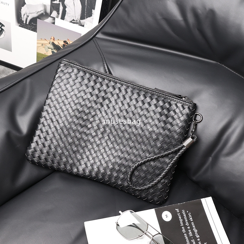 Spot wholesale men's and women's universal hand-held bags hand woven envelope bags horizontal PU hand-held bags manufacturer wholesale