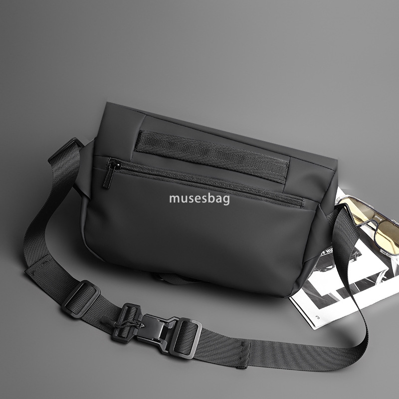 New trendy men's motorcycle crossbody bag waterproof iPad multifunctional chest bag super cool crossbody bag