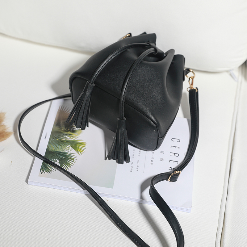 Fashion personality tassel bucket bag handbag simple and versatile shoulder slung bag