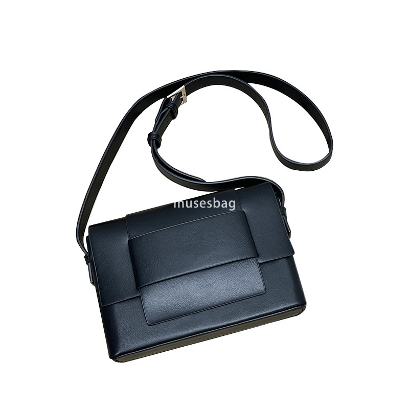 New niche fashion shoulder bag casual versatile shoulder bag Korean version simple soft leather woven bag wholesale
