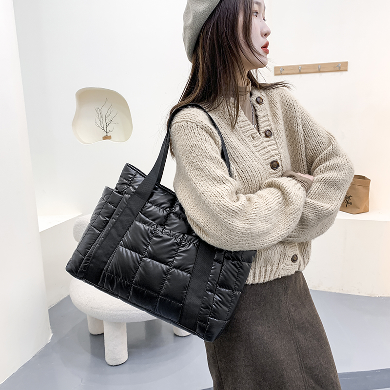 Winter New Women's Shoulder Bag Leisure Car Sewn Down Bag Shopping Bag Women's Bag