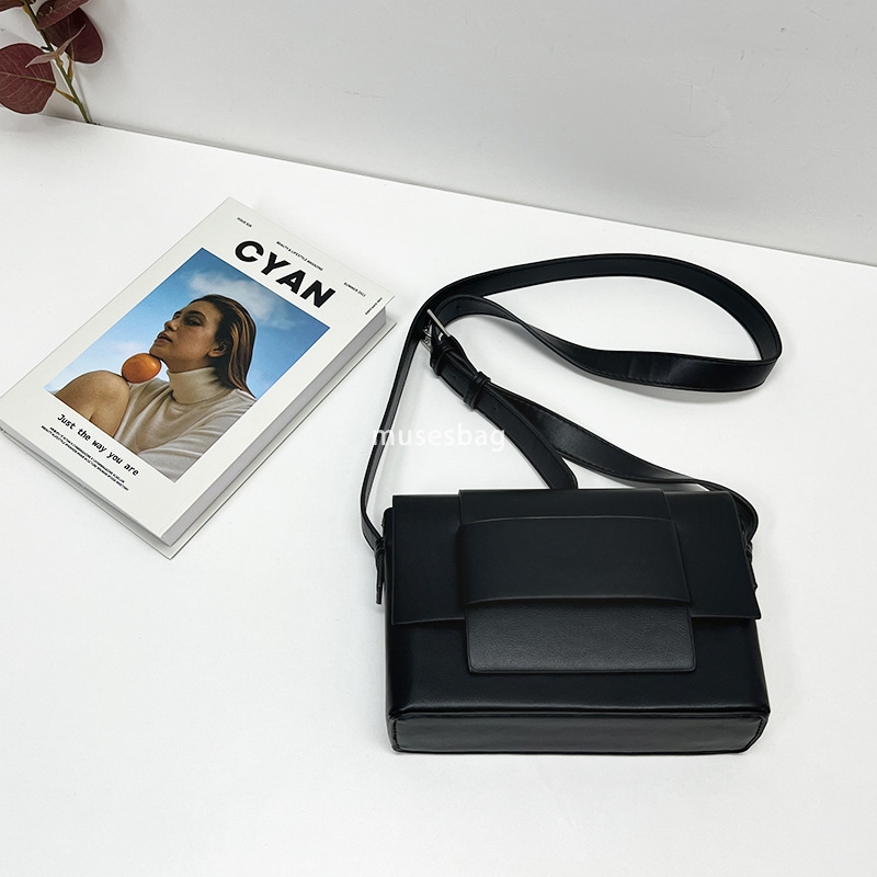 New niche fashion shoulder bag casual versatile shoulder bag Korean version simple soft leather woven bag wholesale