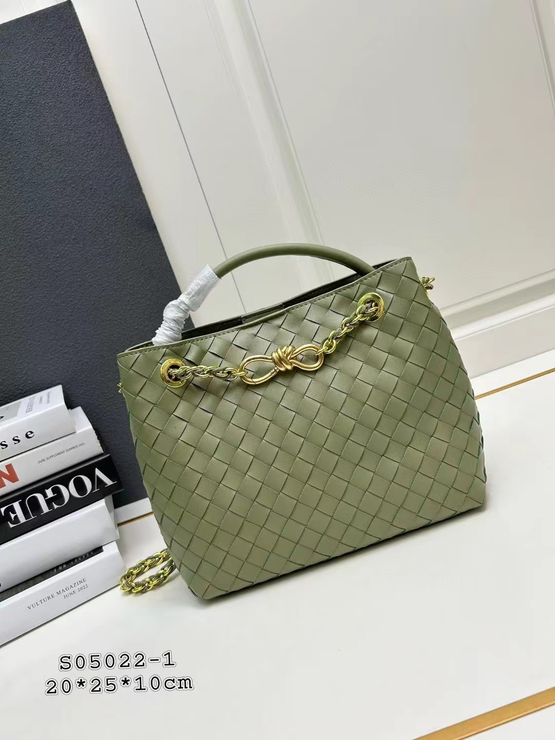 2024 New handmade woven handbag, gold chain, classic style, high-end shoulder bag girls, underarm bag, synchronous design, suitable for daily travel 25CM