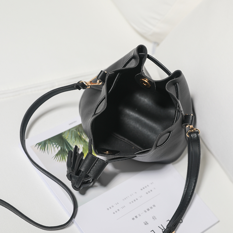 Fashion personality tassel bucket bag handbag simple and versatile shoulder slung bag