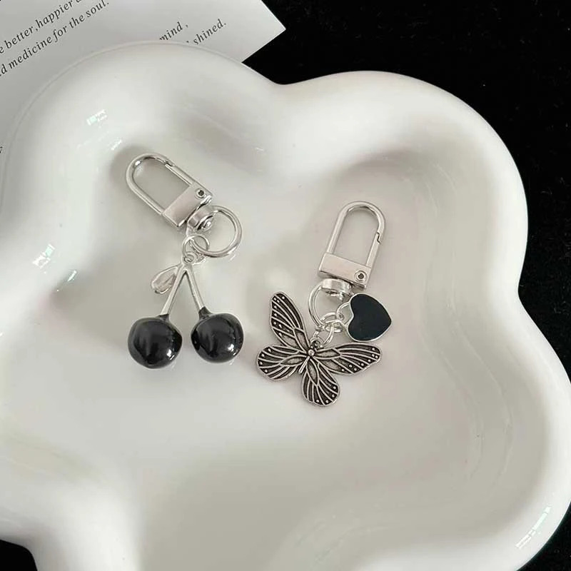 Y2K Silver Color Metal Butterfly Keychain Sweet Cool Cherry Keyring s Fashion Bag Pendant Backpack Hanging Decoration 240802