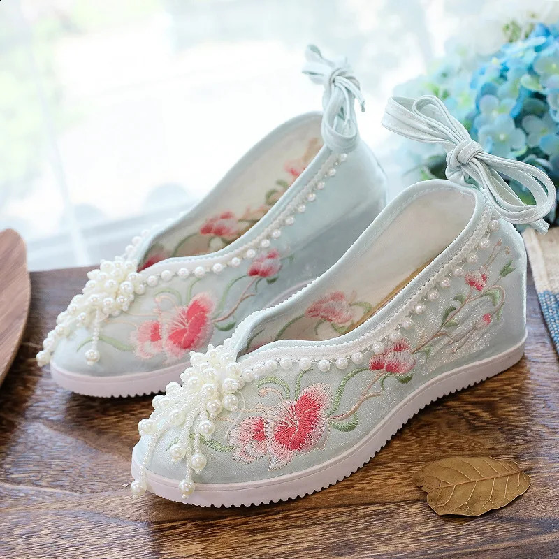 Womens Traditional Chinese Hanbok Boots Embroidered Cloth Shoes Wedding Bride Old Beijing Retro Short Boots 240802