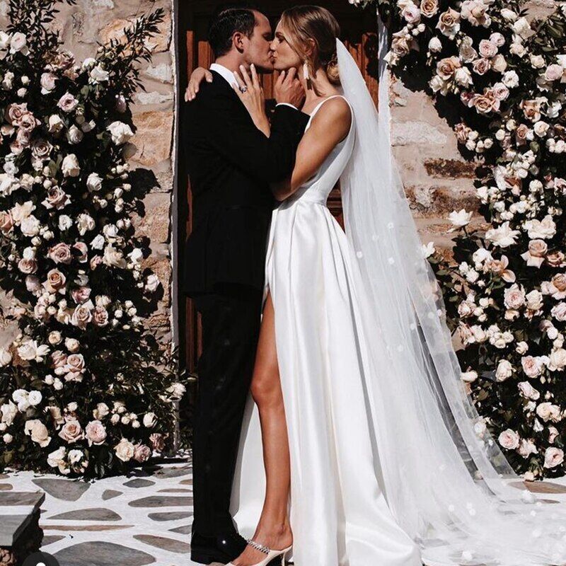 V Neck A Line White Wedding Dresses Wide Straps Backless Beach Satin Brial Gowns Vestidos de Novia Designer Bridal Dress