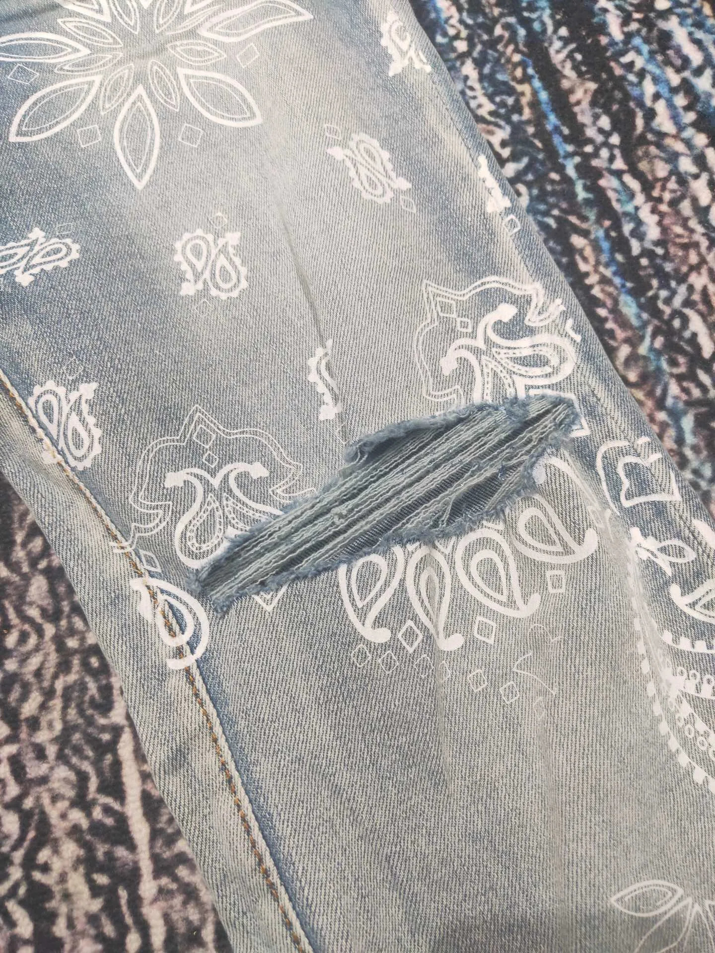 Discounted men paisley prints distressed lt blue jeans no stone 240805
