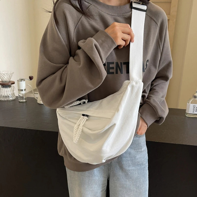 Fashionable Lightweight Nylon Crossbody Bag American Style Trend Shoulder Bag Leisure Large Capacity Dumpling Bun 240802
