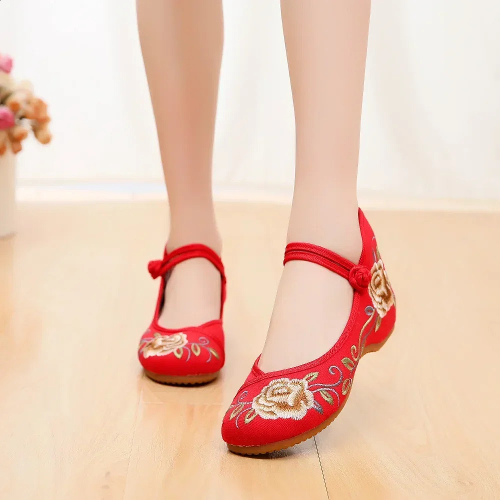 Fashionable retro womens cloth shoes elegant ethnic style casual embroidery street clothing Chinese style womens summer Zapatos 240802